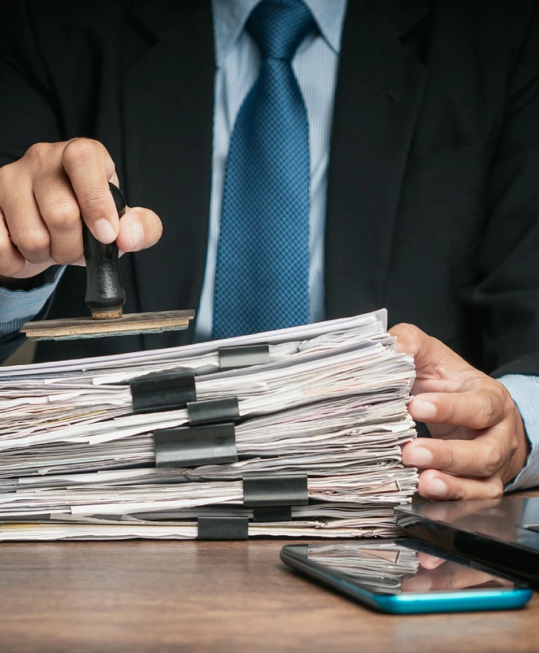 osoba pisze na&nbsp;laptopie